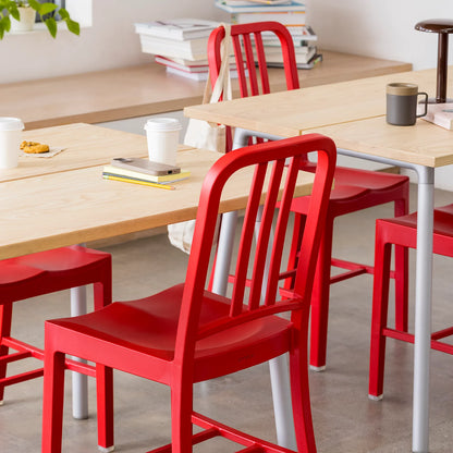 Cantine grande table avec 4Chaise 111 Navy Emeco rouges