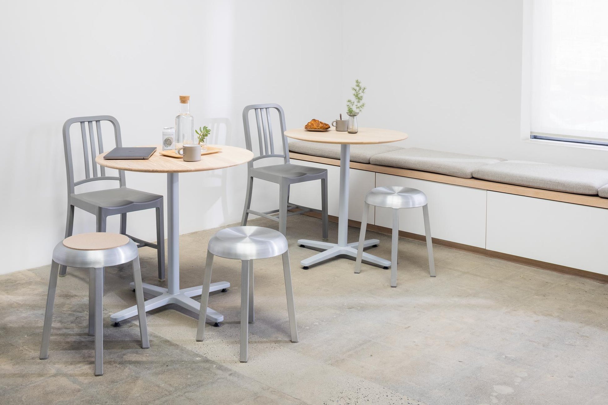 Tables café 2 Inch base étoile Emeco, chaises 111 Navy flint et tabourets Za | Antifer