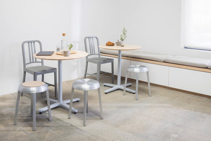 Tables café 2 Inch base étoile Emeco, chaises 111 Navy flint et tabourets Za | Antifer