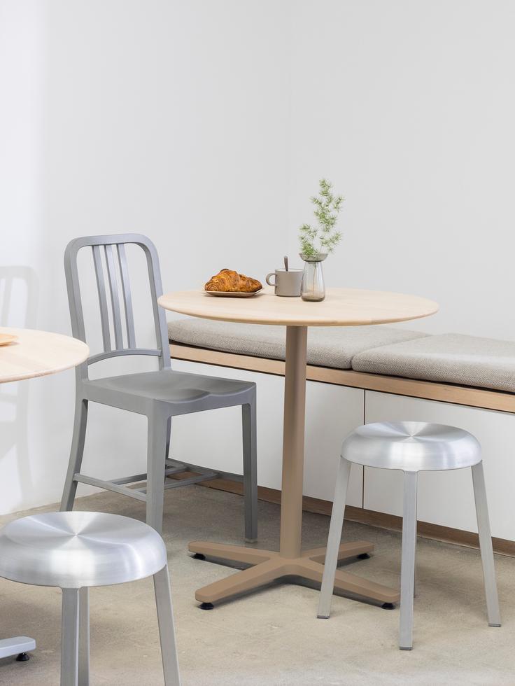 Tabourets Za et chaises 111 Navy autour de tables café 2 Inch Emeco | Antifer