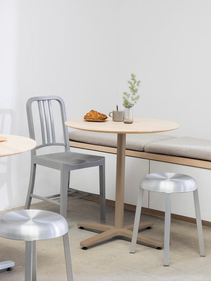 Tabourets Za et chaises 111 Navy autour de tables café 2 Inch Emeco | Antifer