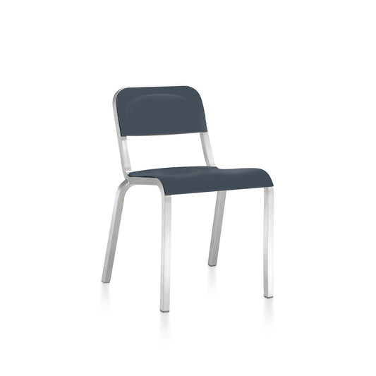Chaise Emeco 1951 bleu foncé, cadre aluminium brossé