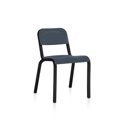 Chaise Emeco 1951 bleu foncé, cadre noir thermolaqué