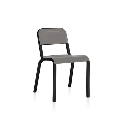 Chaise Emeco 1951 gris silex, cadre noir thermolaqué
