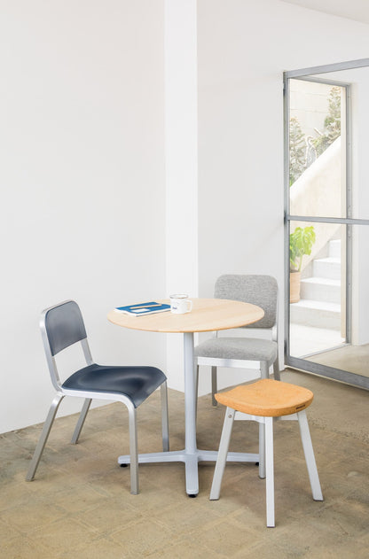 Chaise 1951 — Emeco, table café 2 Inch