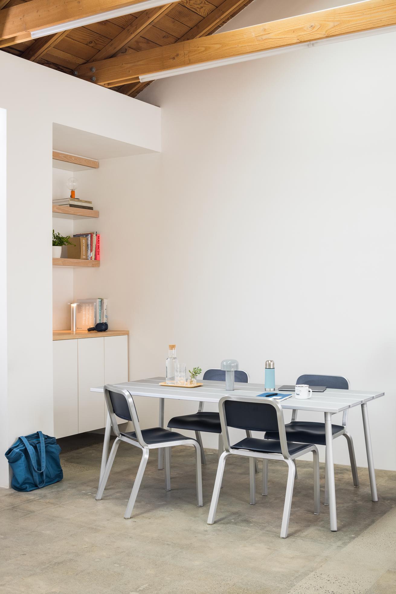 Chaise 1951 — Emeco, table Run