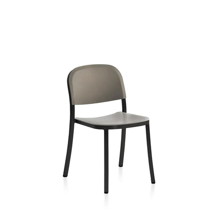 Chaise Emeco 1 Inch gris clair, cadre noir thermolaqué