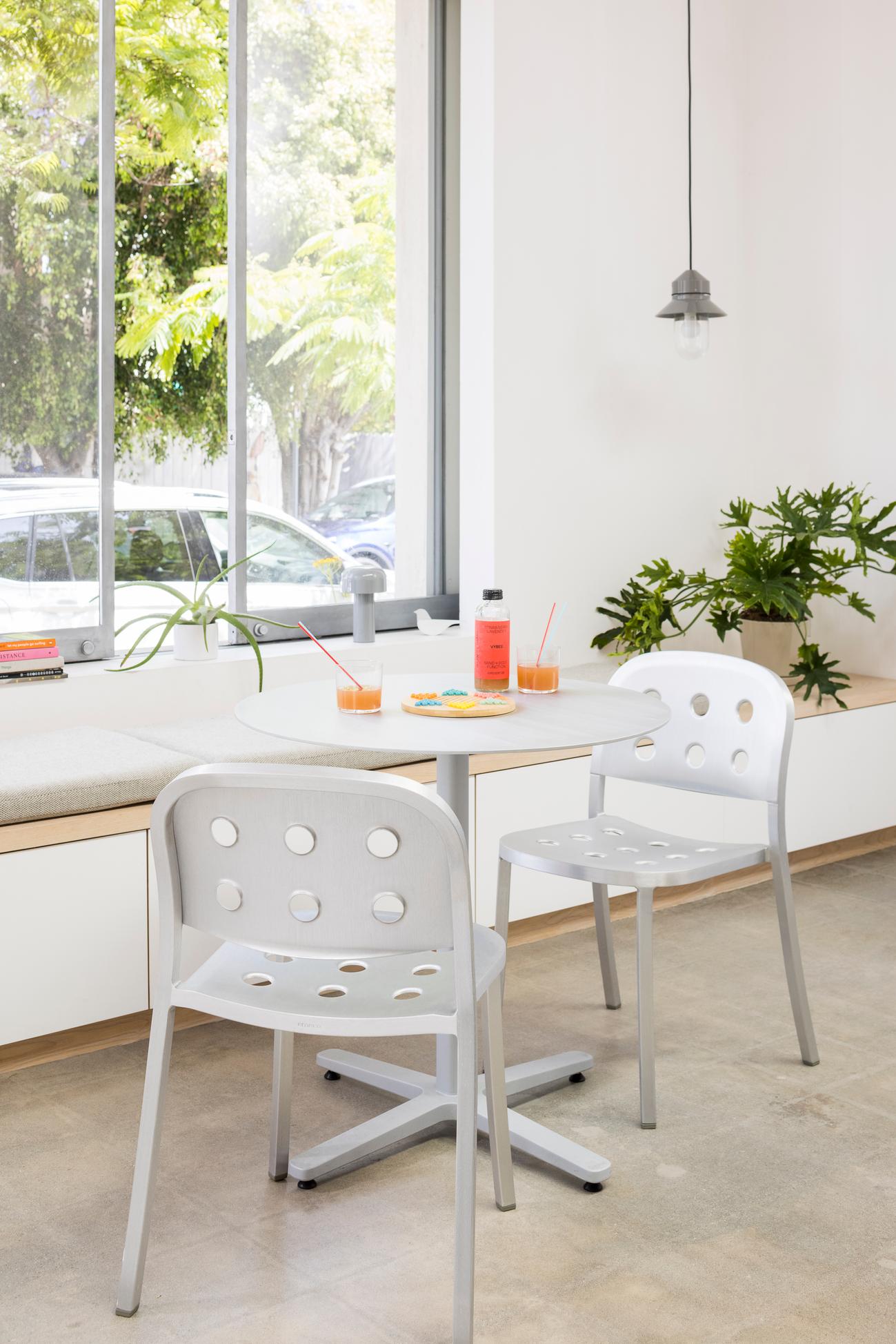 Chaise 1 Inch All Aluminum — Emeco, table café 2 Inch