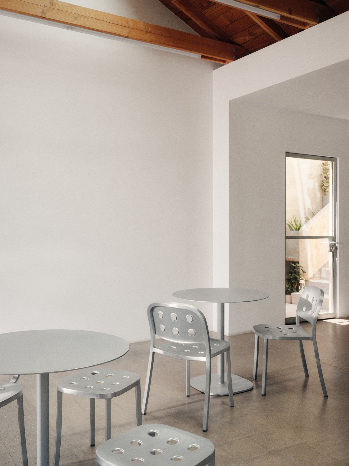 Chaise 1 Inch All Aluminum — Emeco, en situation