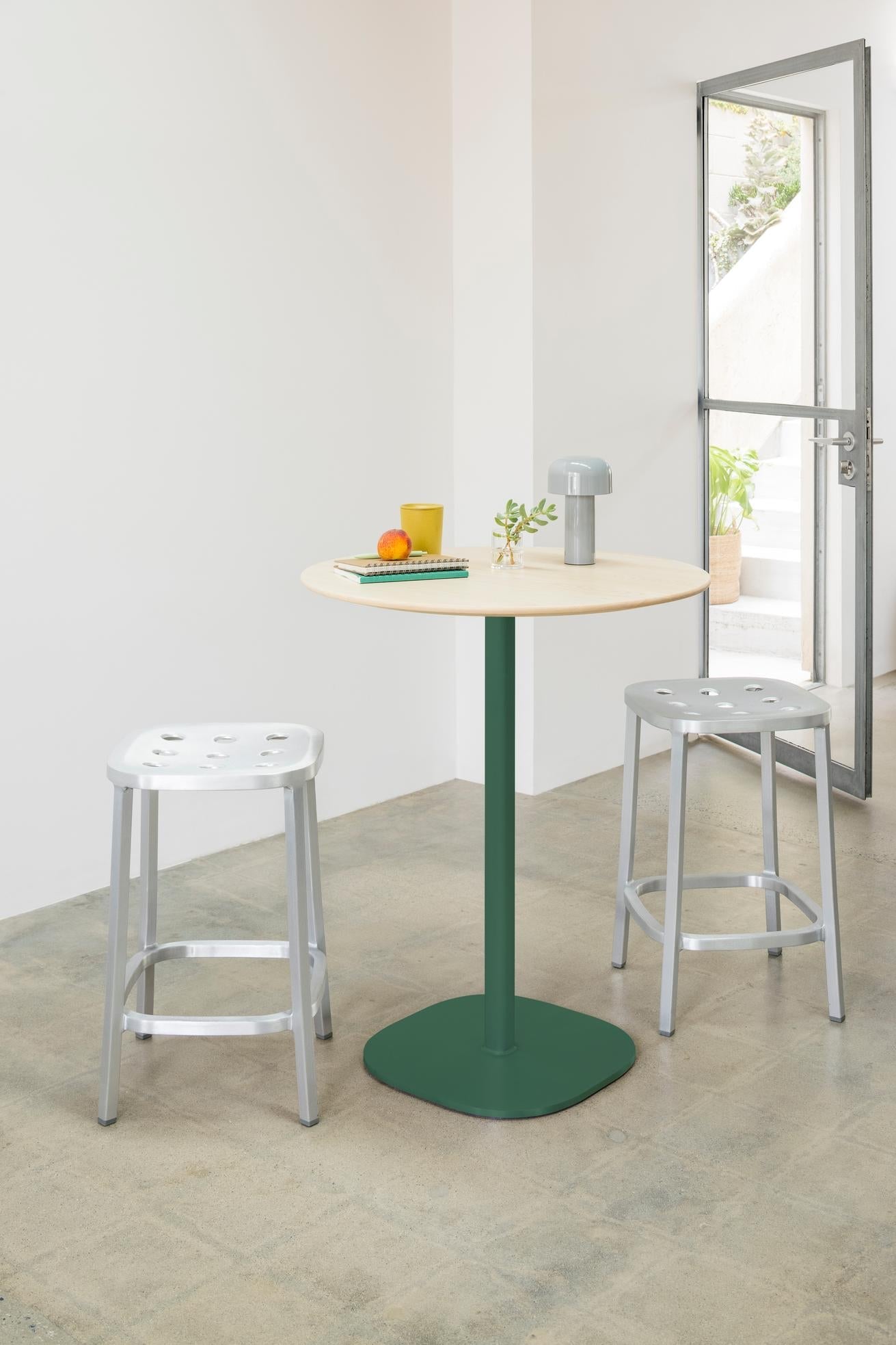Table 2 Inch base plaque Emeco, tabourets 1 Inch All Aluminum piètement vert | Antifer