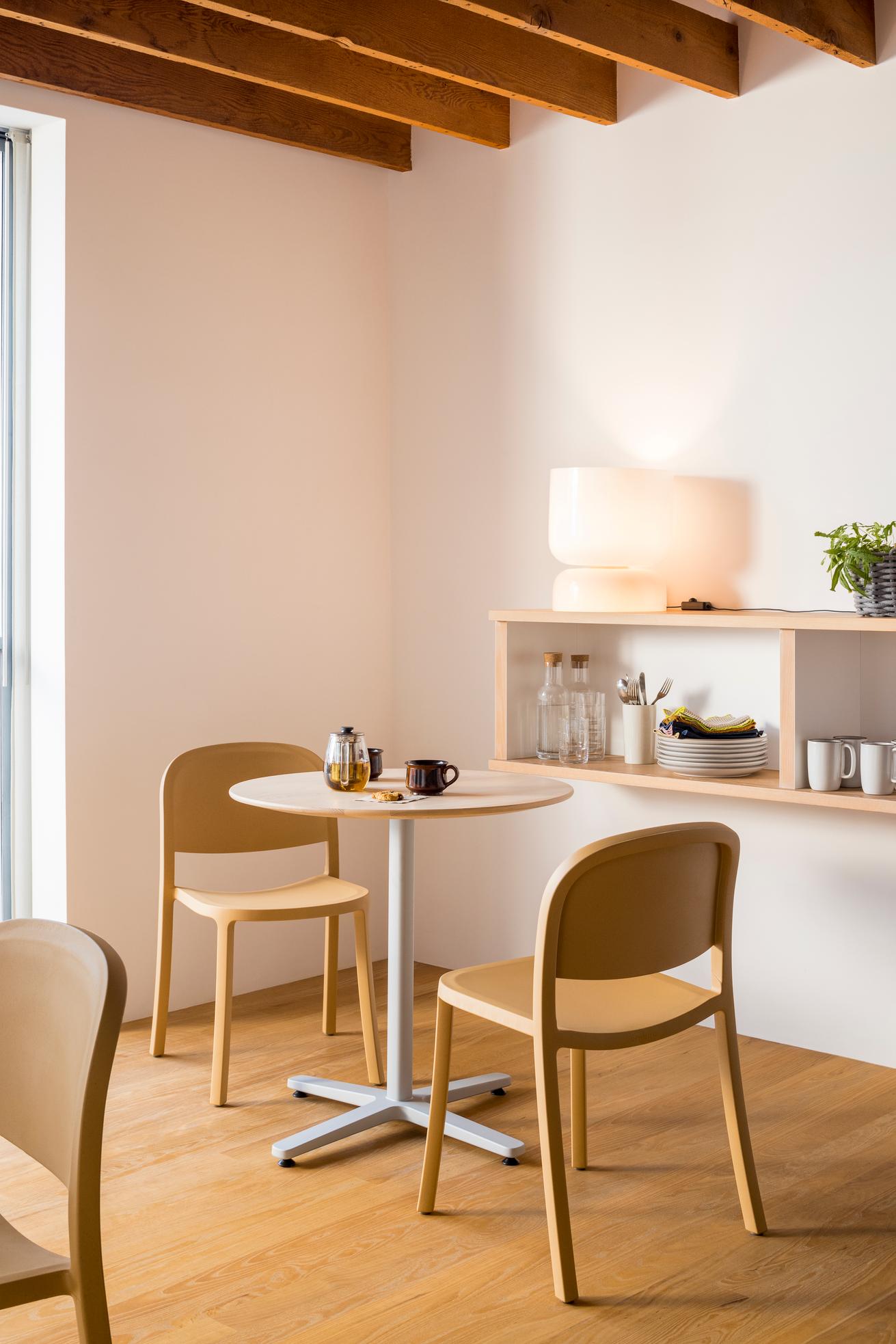 Chairs Emeco 1 Inch Reclaimed sable with table 2 Inch in dining room — design Jasper Morrison | Antifer