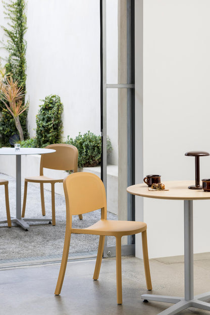Chair Emeco 1 Inch Reclaimed sable with table 2 Inch in terrace — polypropylène recycled — design Jasper Morrison | Antifer
