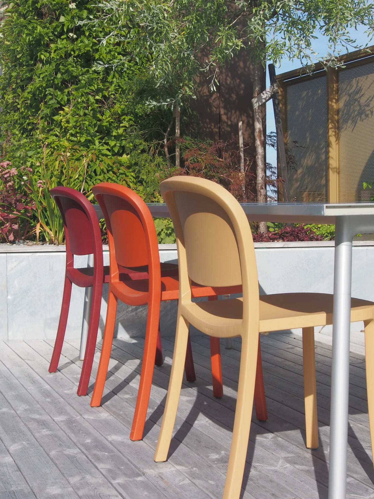 Chairs Emeco 1 Inch Reclaimed empilées — démonstration empilabilité — design Jasper Morrison | Antifer