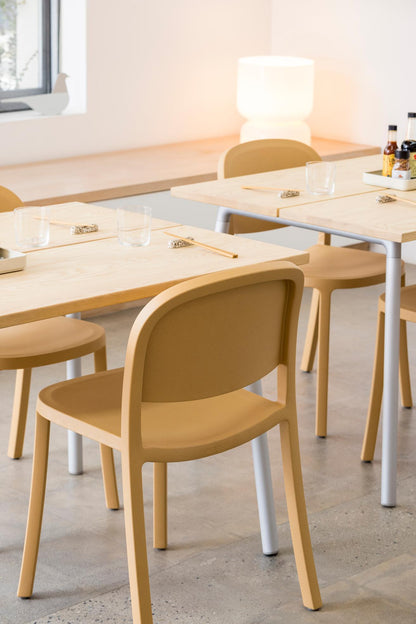 Chairs Emeco 1 Inch Reclaimed sable in restaurant with tables Run — design Jasper Morrison | Antifer