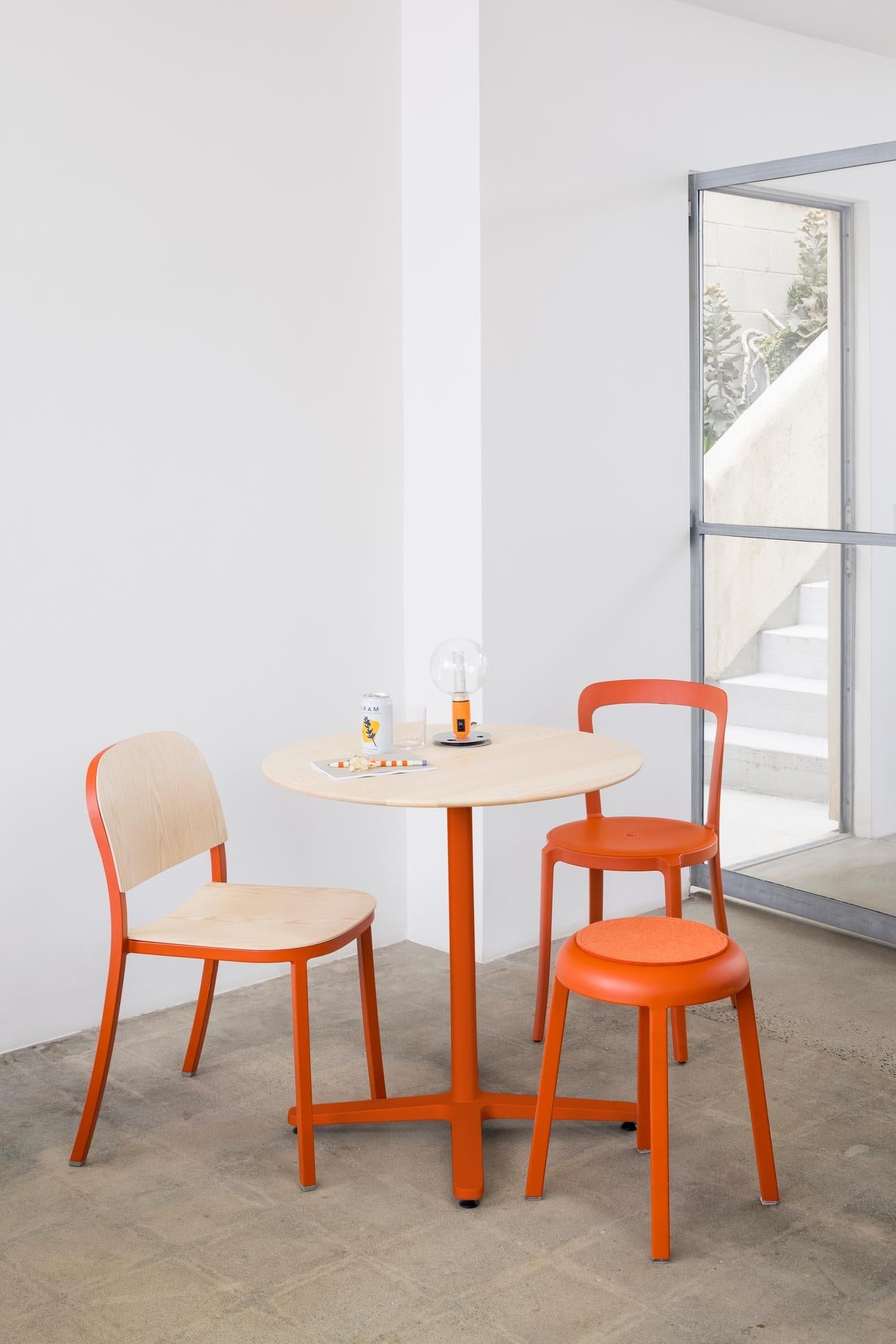 Table café 2 Inch base étoile Emeco piètement orange, chaises 1 Inch et On & On | Antifer