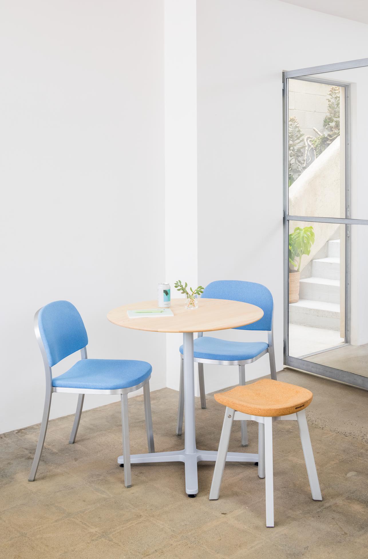 Chaise 1 Inch — Emeco, en situation