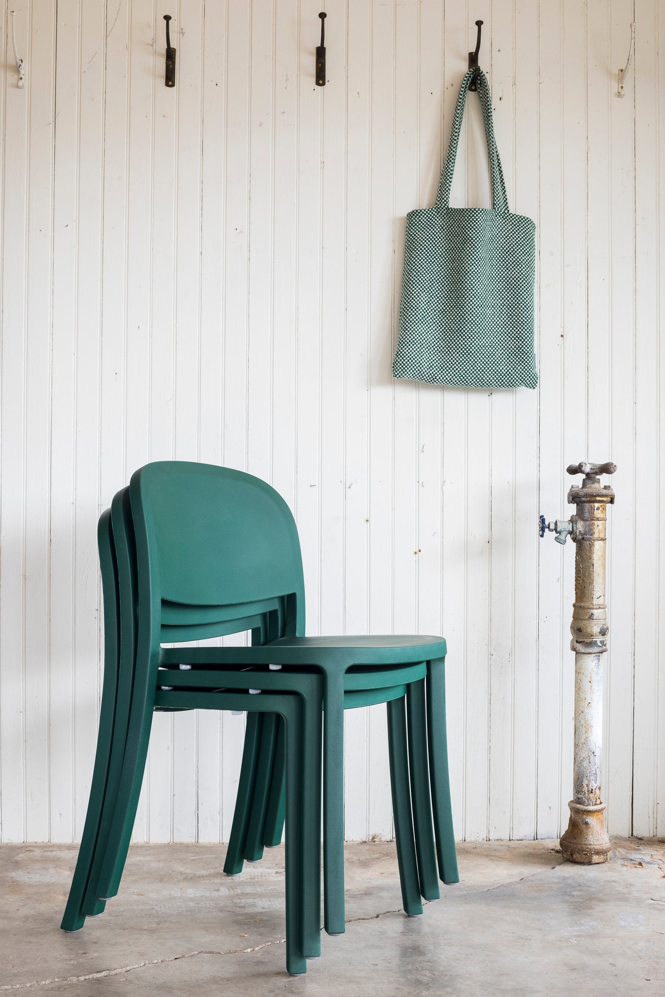 Chair Emeco 1 Inch Reclaimed — catalog view trois-quarts — design Jasper Morrison | Antifer