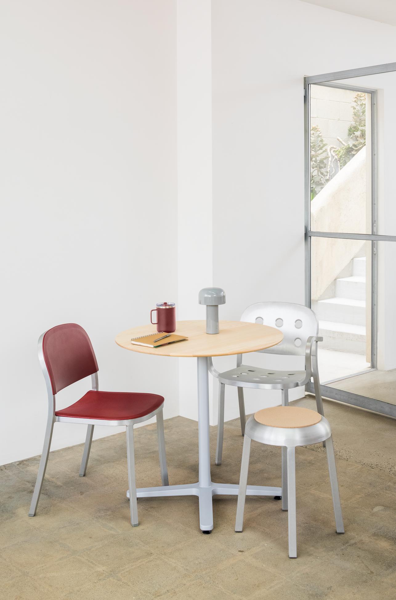 Petit tabouret Za avec chaise 1 Inch et table café 2 Inch — Emeco | Antifer