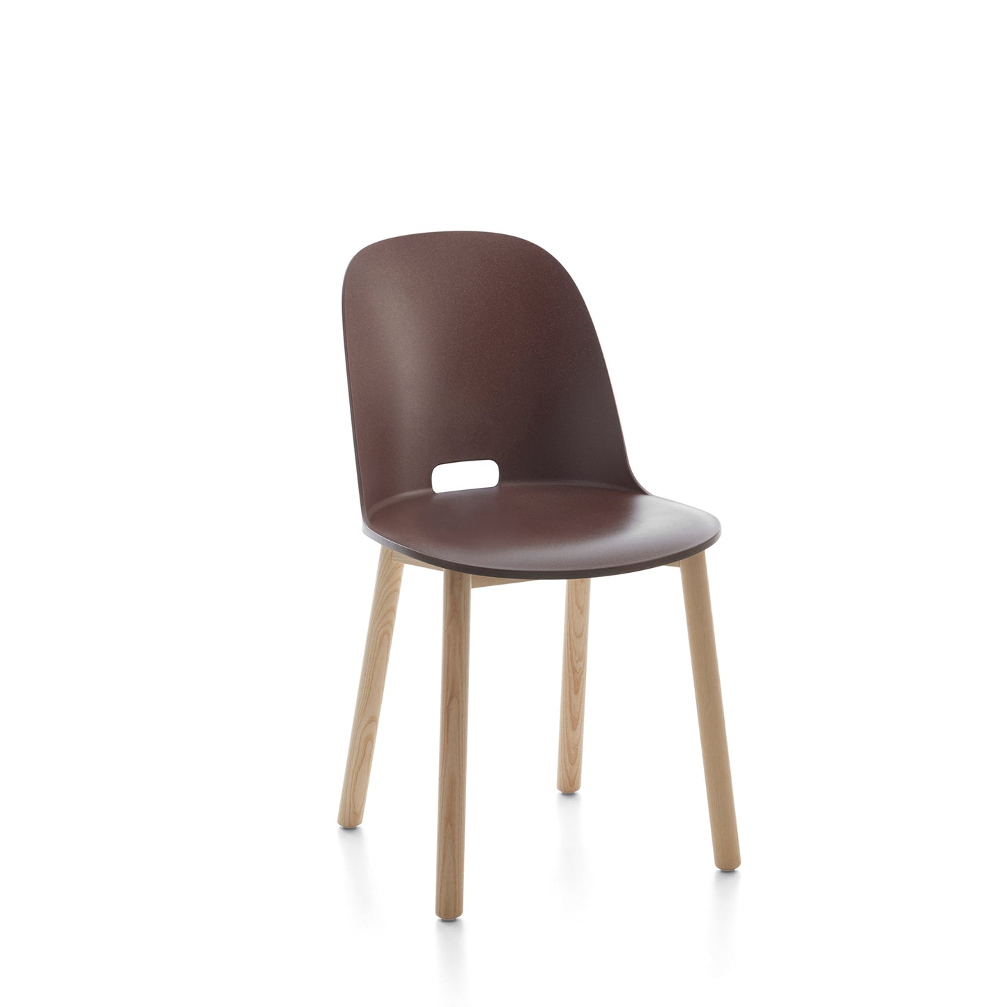Chaise Alfi Emeco design Jasper Morrison à dossier haut couleur brun foncé