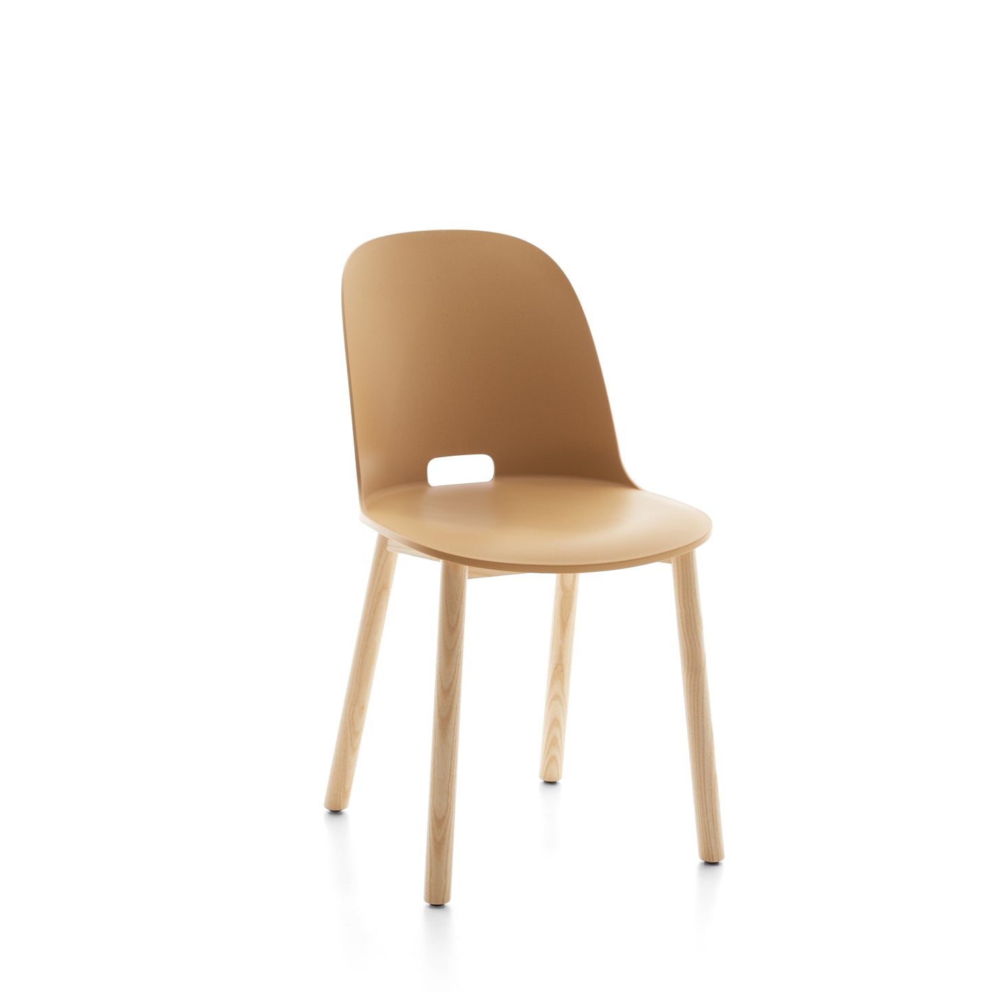 Chaise Alfi Emeco design Jasper Morrison à dossier haut couleur sable