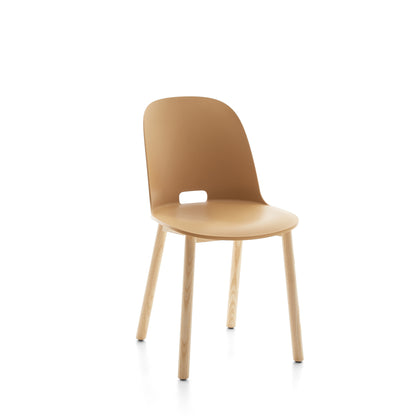Chaise Alfi Emeco design Jasper Morrison à dossier haut couleur sable