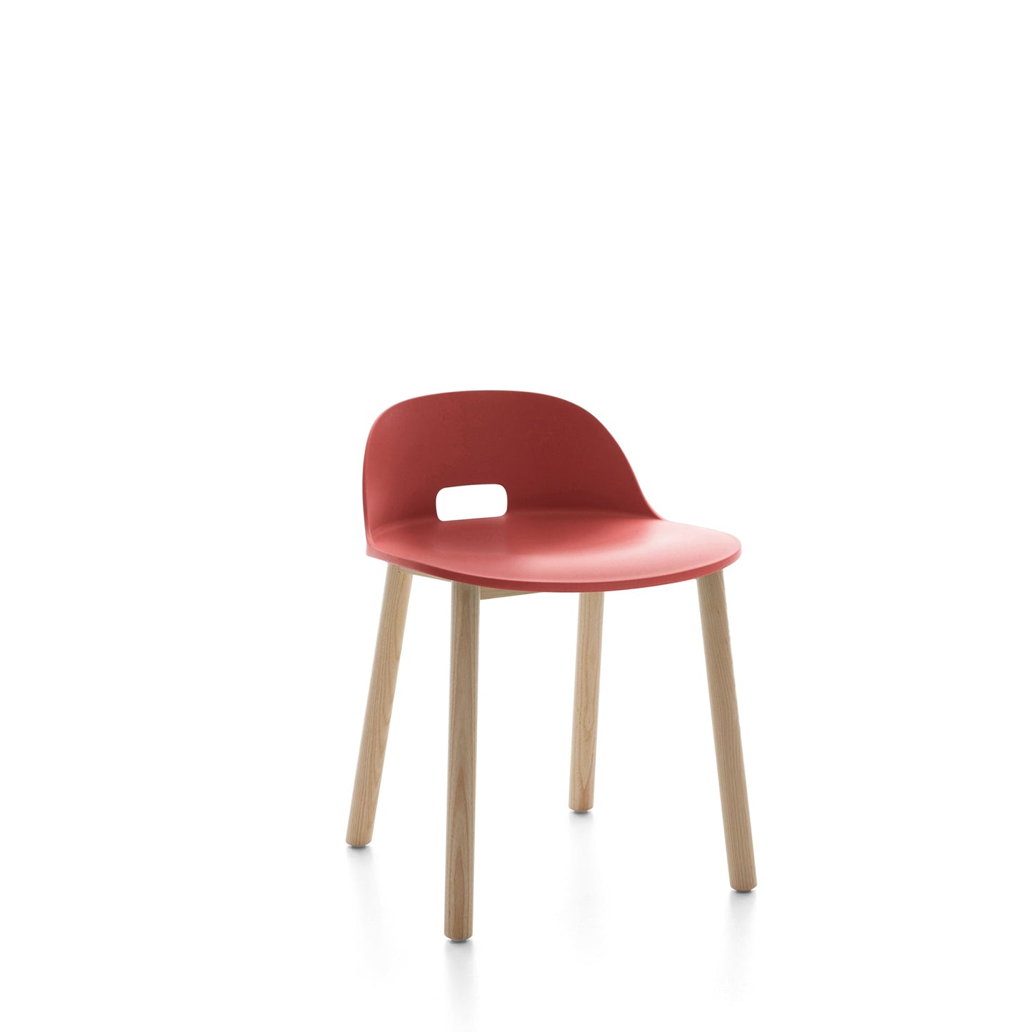 Chaise Emeco Alfi, dossier bas, frêne naturel, rouge