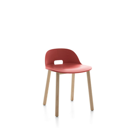 Chaise Emeco Alfi, dossier bas, frêne naturel, rouge
