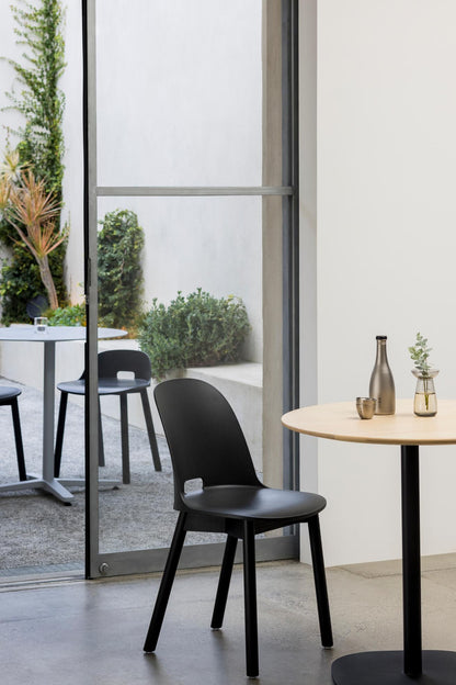 Scène de bar avec vue sur terrasse. Chaise Alfi Emeco design Jasper Morrison à dossier haut couleur gris foncé