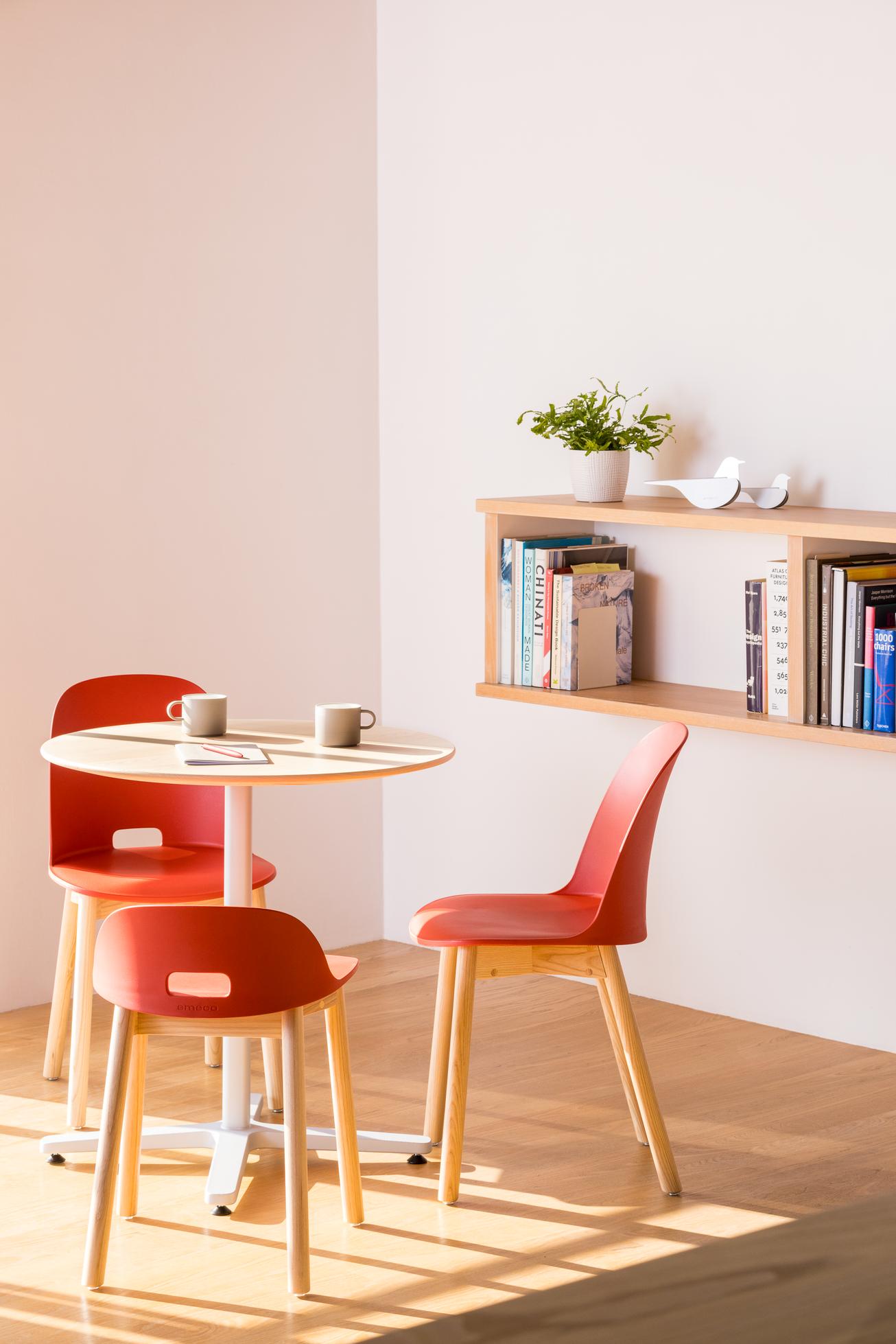 Chaise Alfi — Emeco, table café 2 Inch