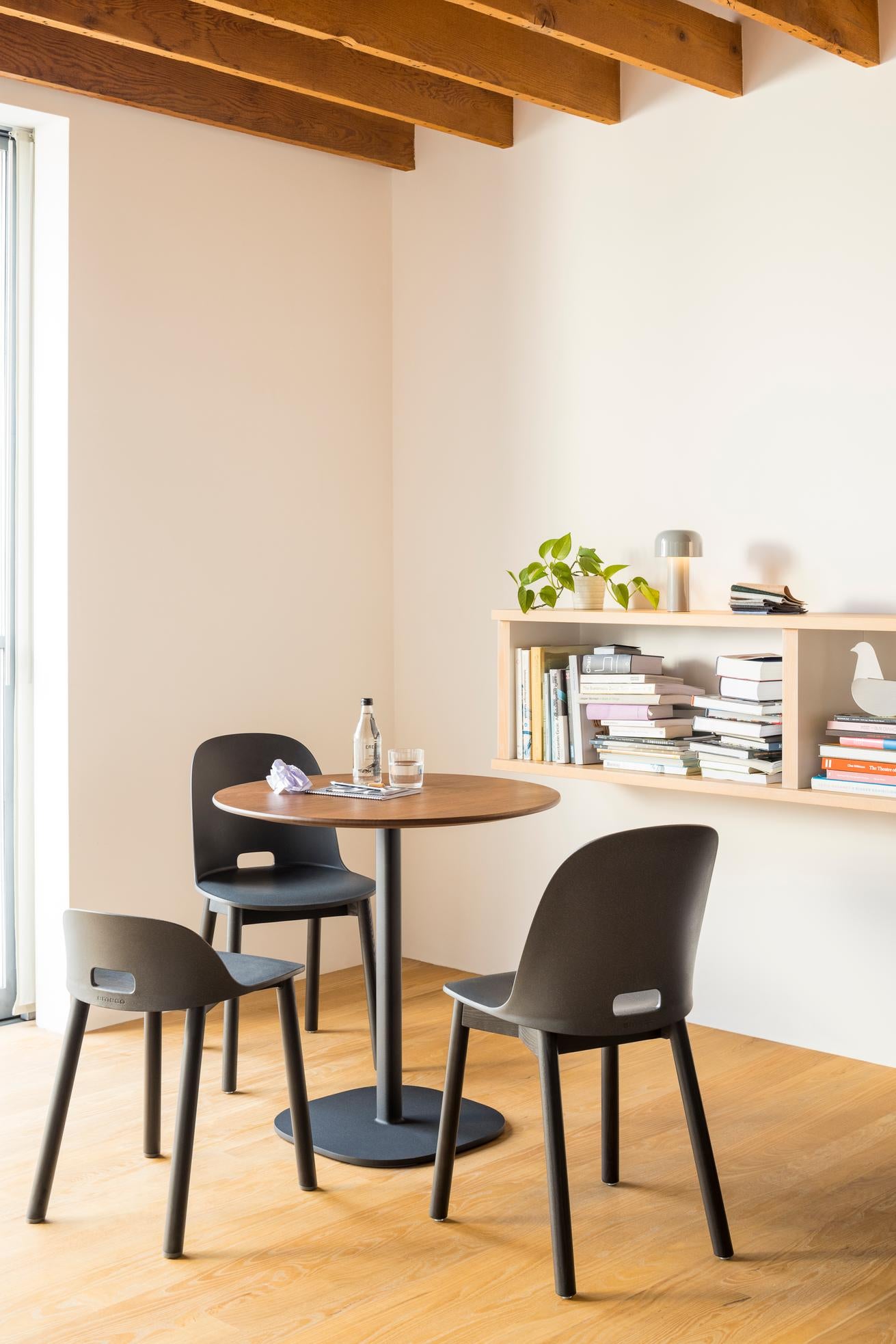 Table de café dans une pièce. 3 chaises Alfi Emeco design Jasper Morrison à dossier haut