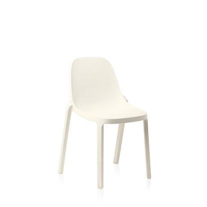 Chaise empilable Broom Emeco design Philippe Starck en polypropylène recyclé couleur blanc