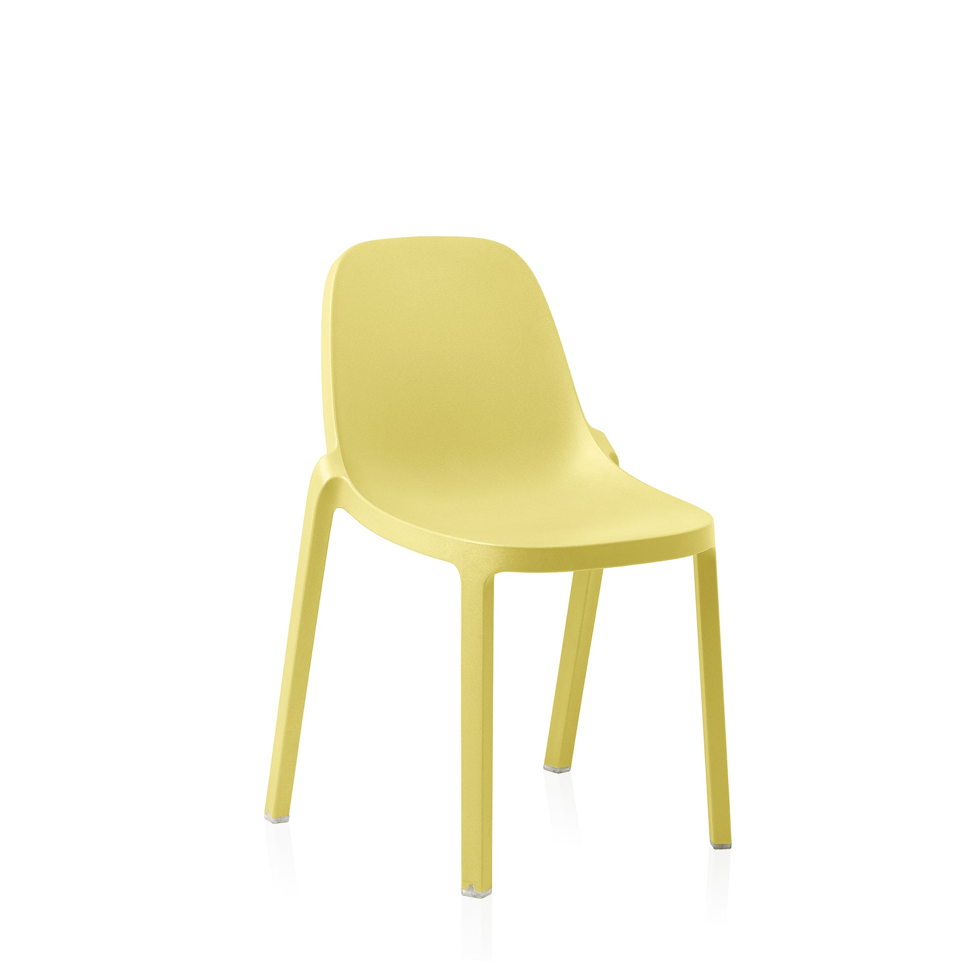 Chaise empilable Broom Emeco design Philippe Starck en polypropylène recyclé couleur jaune beurre
