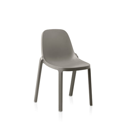 Chaise empilable Broom Emeco design Philippe Starck en polypropylène recyclé couleur gris foncé