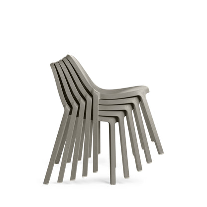 5 Chaise Broom Emeco design Philippe Starck en polypropylène recyclé empilées 