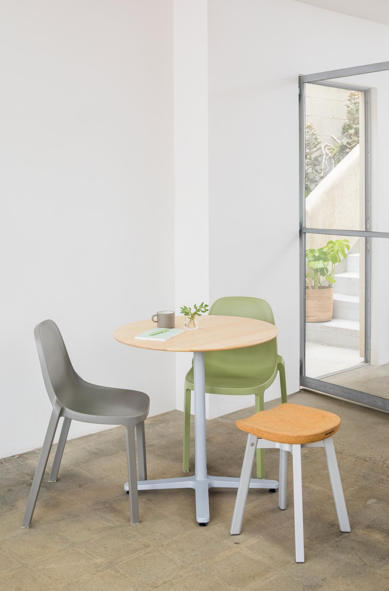 Table café 2 Inch base étoile Emeco, chaises Broom et tabouret SU | Antifer