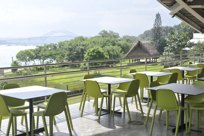 Emeco Broom® chaise empilable. Design Philippe Starck