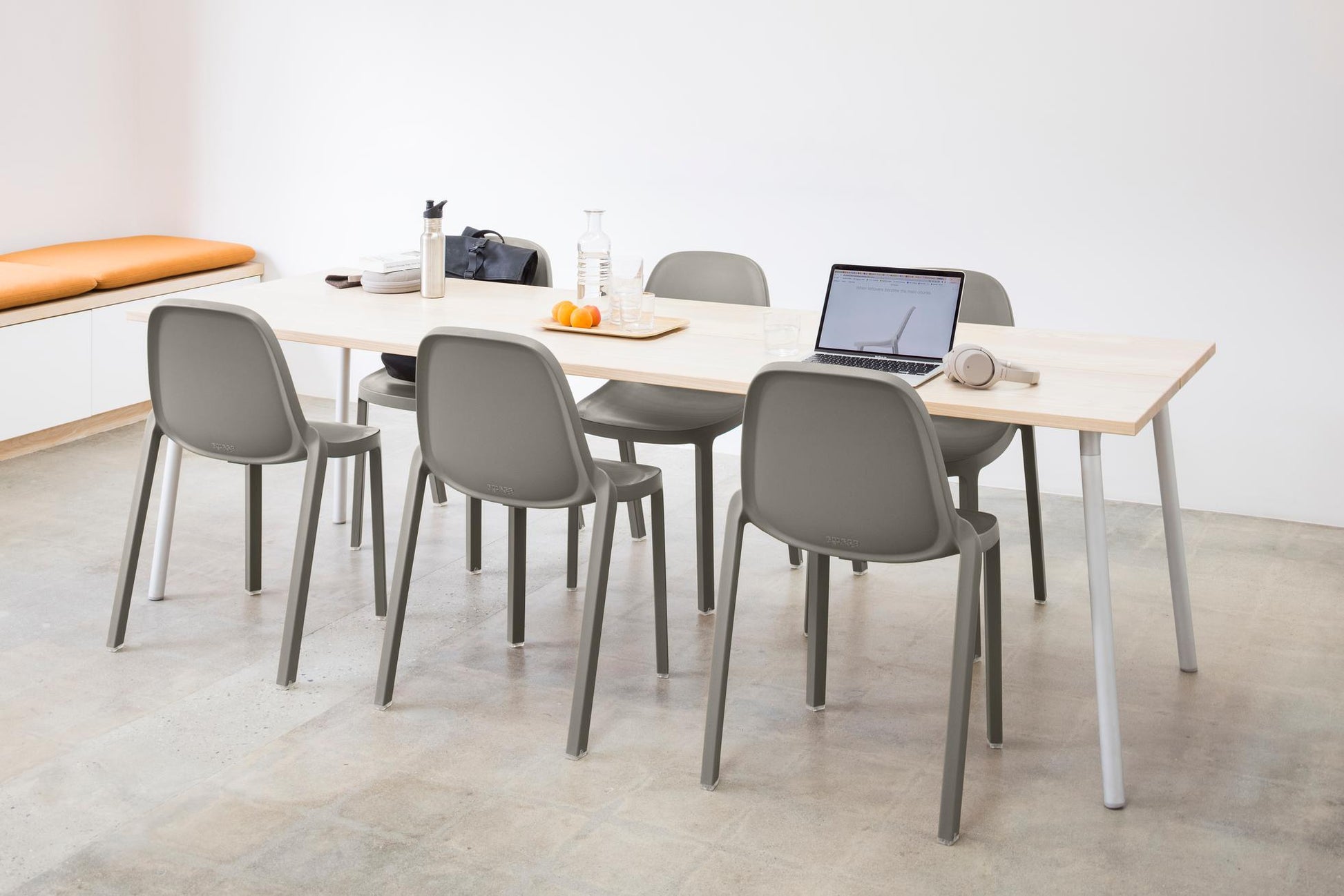 Salle de réunion avec ordinateur & six chaises broom Emeco Philippe Starck 