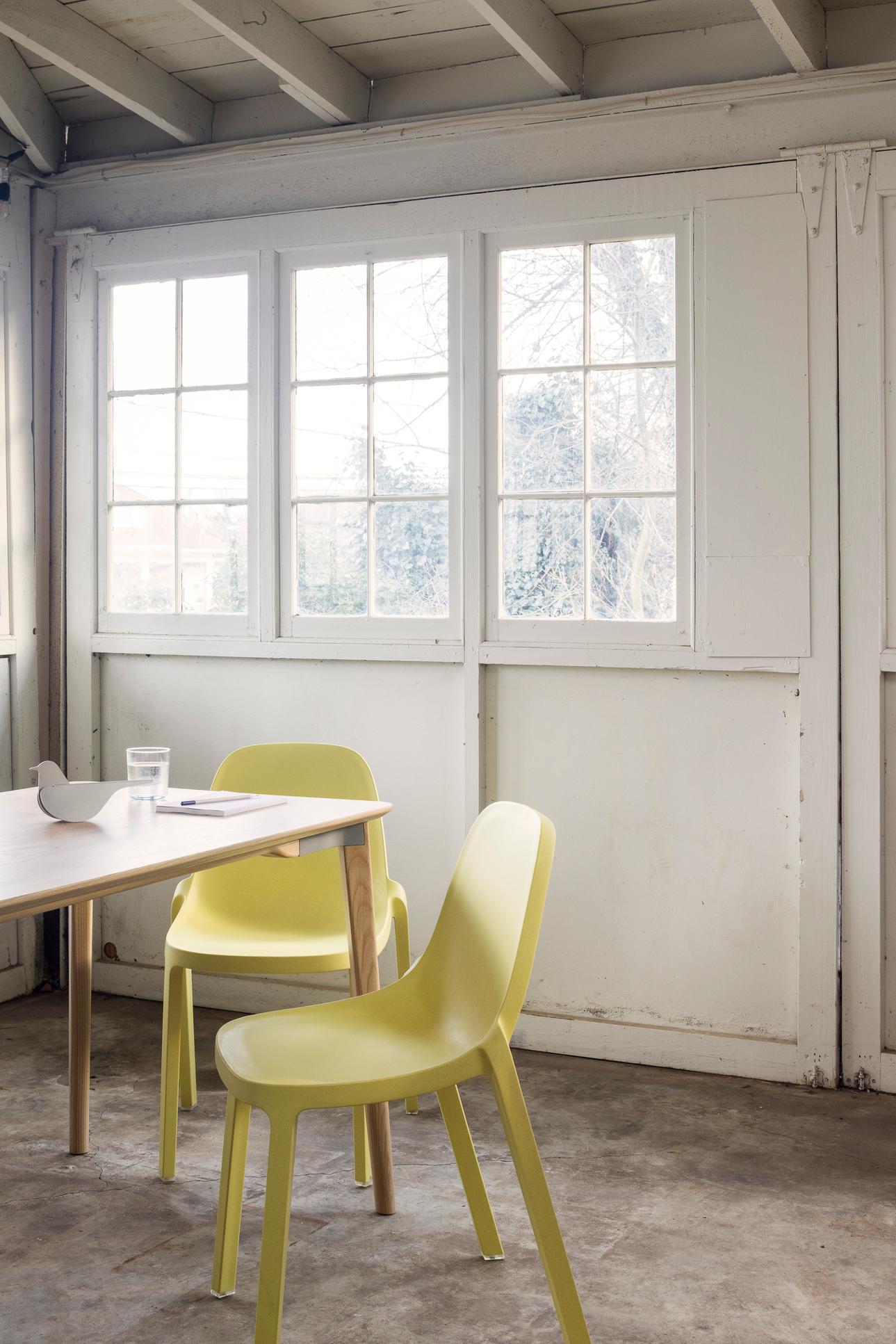 Garage bureau avec table & 2 chaises Broom Emeco couleur jaune beurre