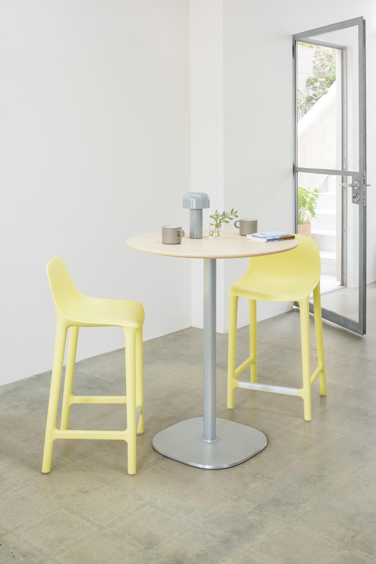 Table 2 Inch base plaque Emeco, tabourets de comptoir Broom | Antifer