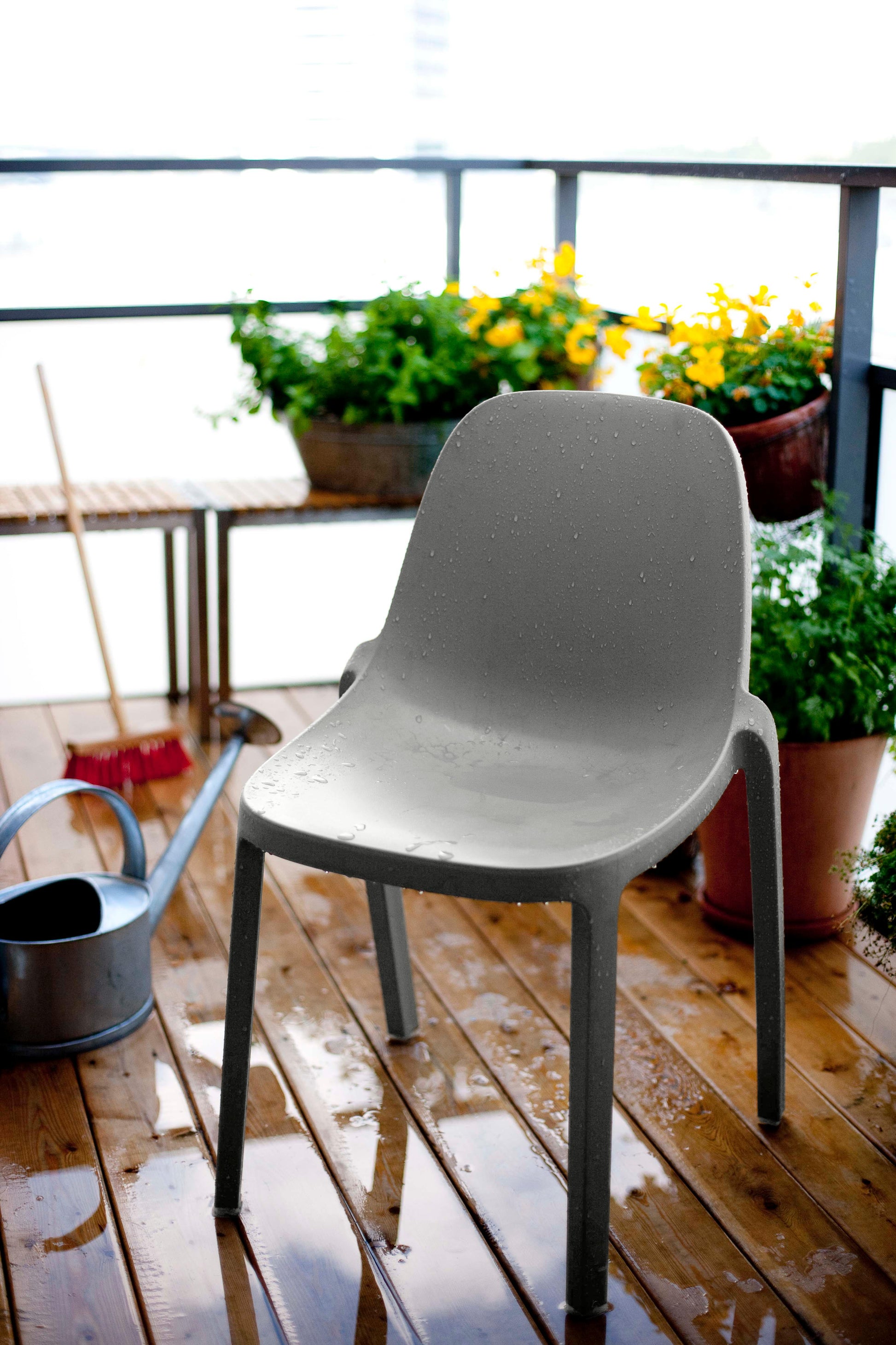 Gros plan sur Chaise broom sous la pluie à l'extérieur sur une terrasse