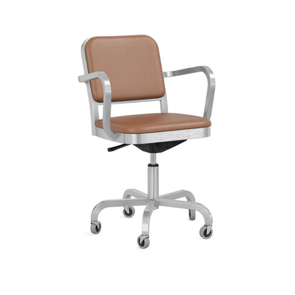 Navy Officer fauteuil pivotant à accoudoirs, cuir Volo Tan — Emeco, Jasper Morrison
