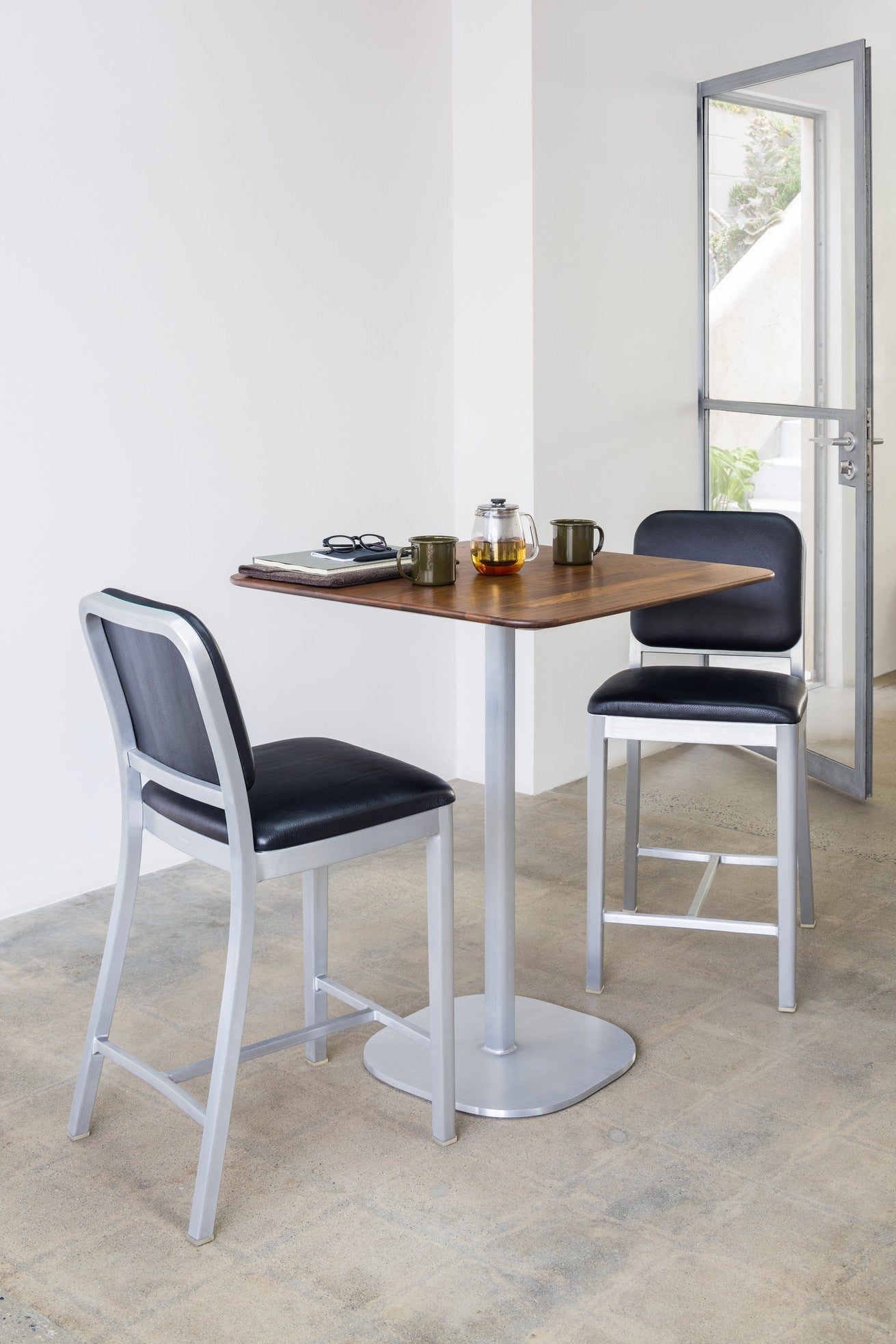 Table 2 Inch base plaque Emeco plateau noyer, tabourets de comptoir Navy Officer | Antifer