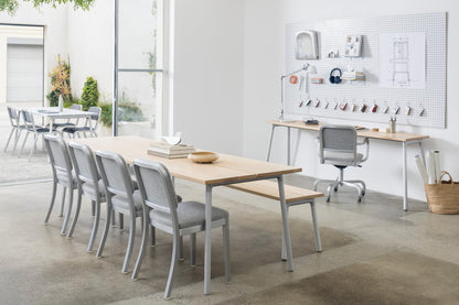 Table run Emeco & bureau d'appoint run dans espace coworking  avec chaises Navy 