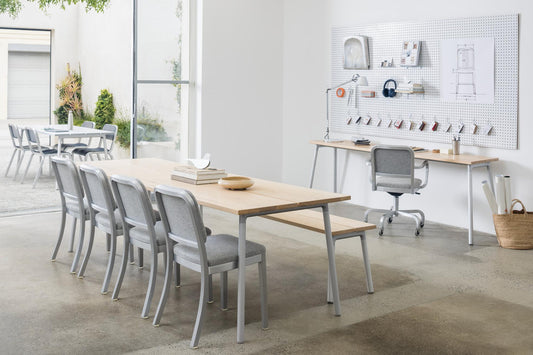 Table run Emeco & bureau d'appoint run dans espace coworking  avec chaises Navy 