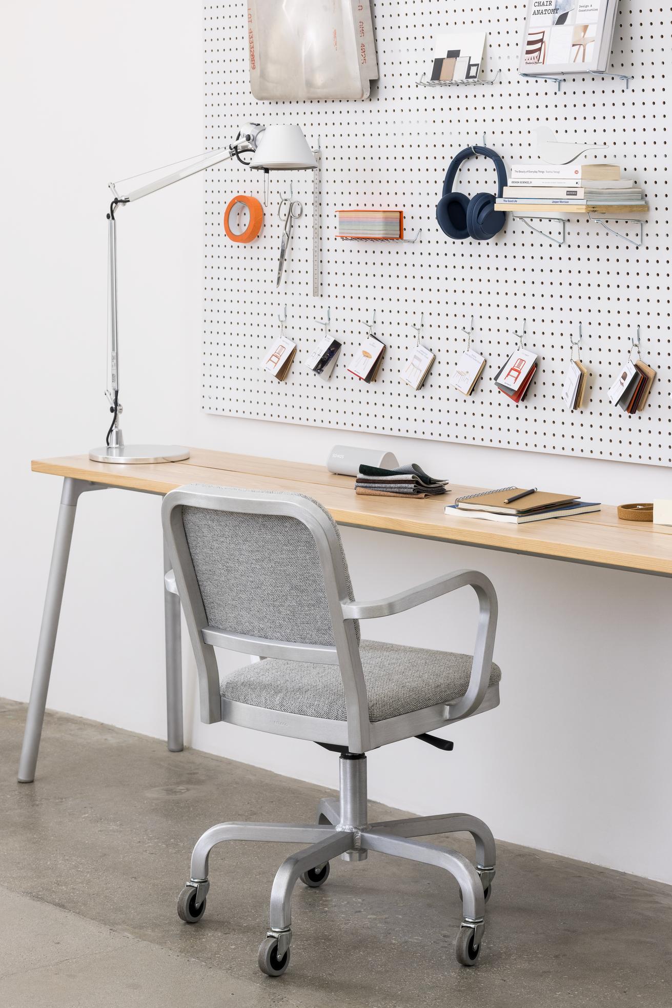 Navy Officer — Fauteuil pivotant à accoudoirs (cuir Spinneybeck Volo Tan)