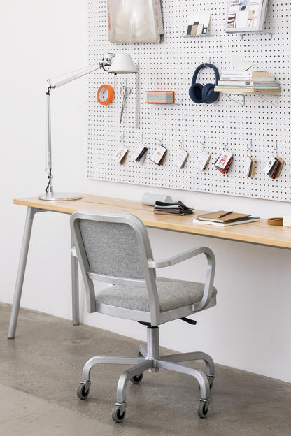 Navy Officer — Fauteuil pivotant à accoudoirs (cuir Spinneybeck Volo Tan)
