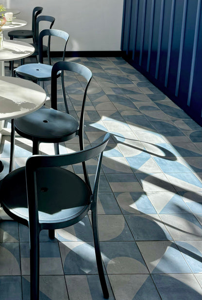 Chaise On & On — Emeco, café Luna La Mer