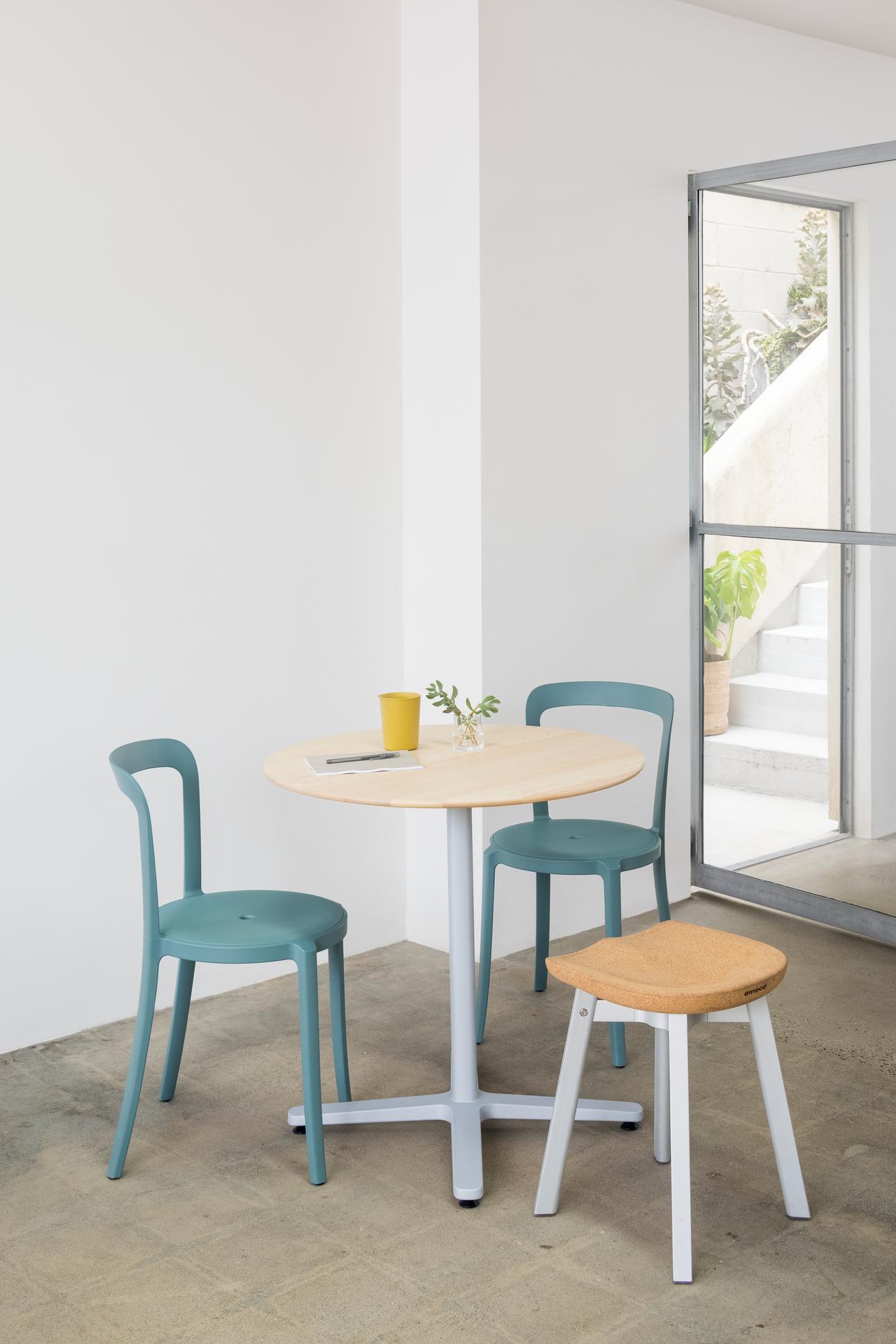 Table café 2 Inch base étoile Emeco, chaises On & On et tabouret SU | Antifer