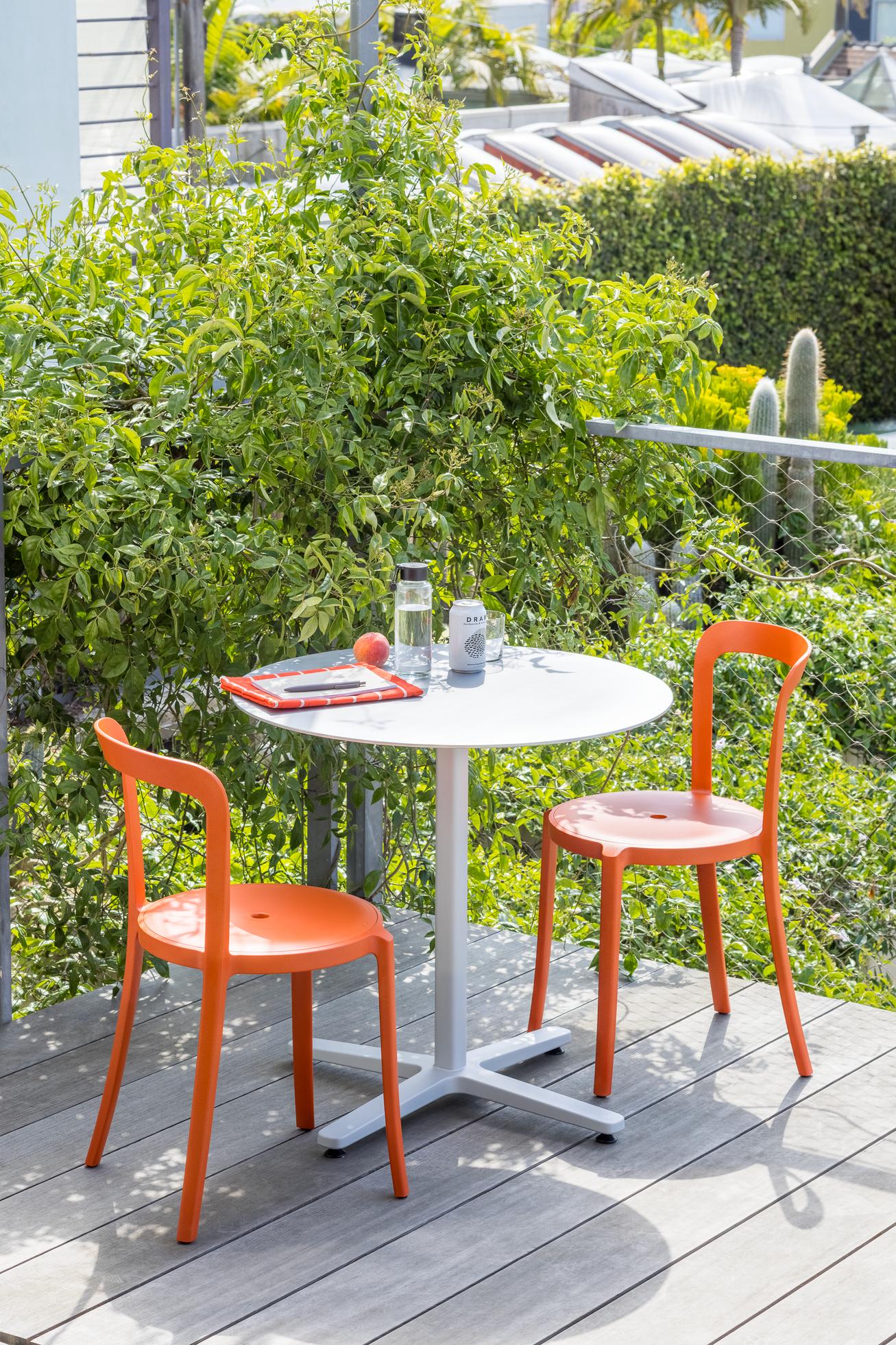 Chaise On & On — Emeco, terrasse