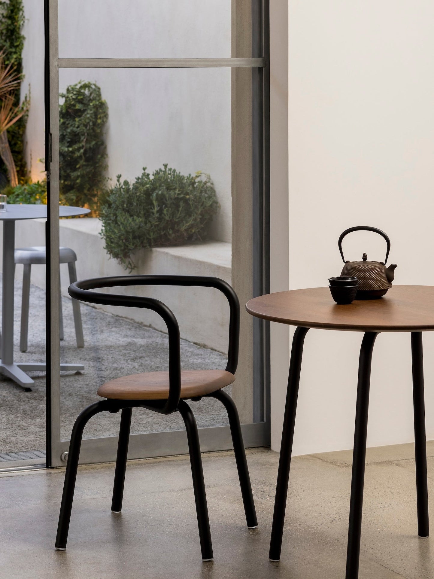Chaise Parrish — Emeco, table café